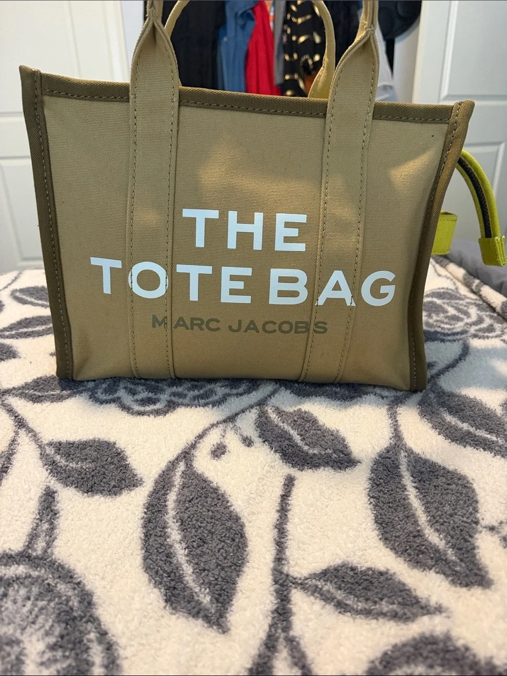Marc Jacobs The Tote Bag in khaki with white logo